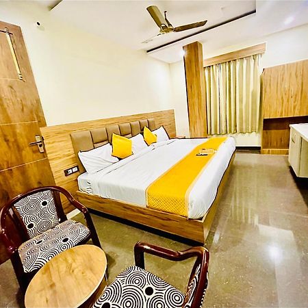 Hotel Nidhivan Mukund - Best Rated Area - In House Parking Vrindāvan Exterior foto