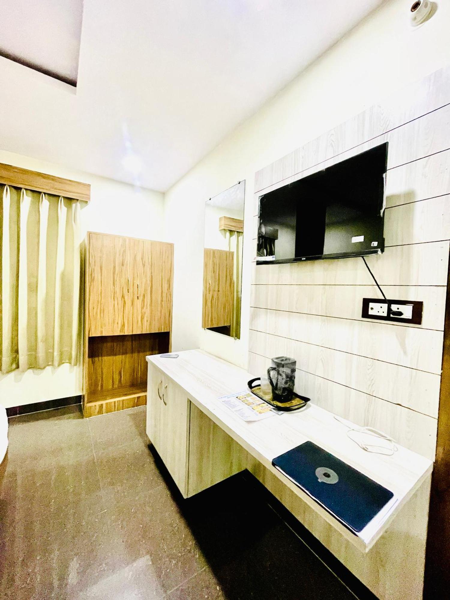 Hotel Nidhivan Mukund - Best Rated Area - In House Parking Vrindāvan Exterior foto