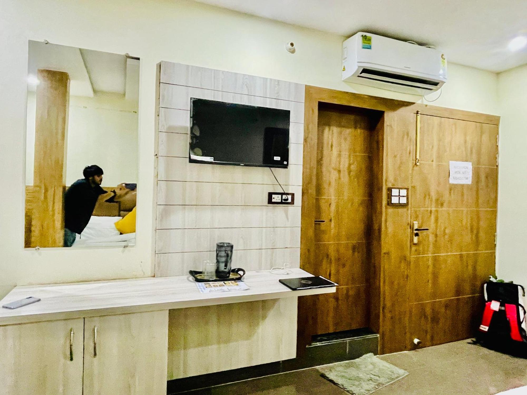 Hotel Nidhivan Mukund - Best Rated Area - In House Parking Vrindāvan Exterior foto