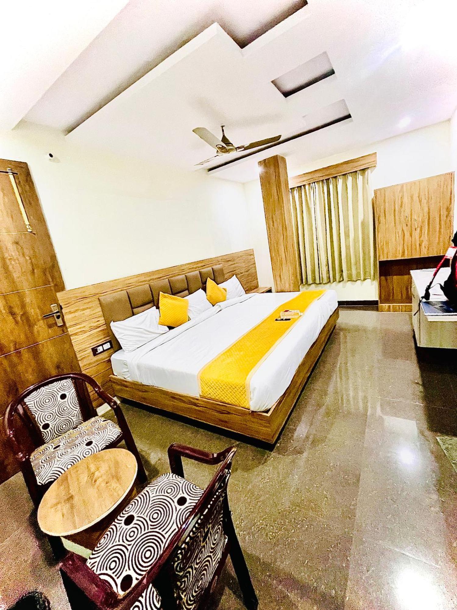 Hotel Nidhivan Mukund - Best Rated Area - In House Parking Vrindāvan Exterior foto
