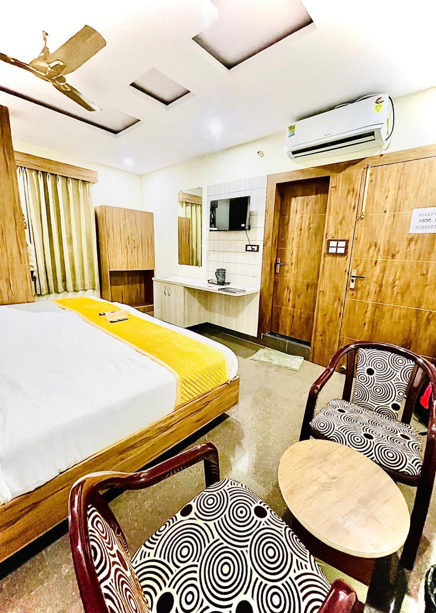 Hotel Nidhivan Mukund - Best Rated Area - In House Parking Vrindāvan Exterior foto